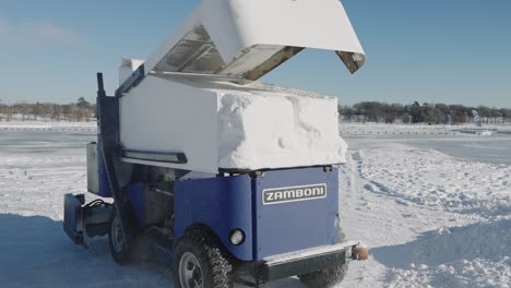 Recubrimiento-De-Hielo-Zamboni-Que-Abre-La-Tapa-Para-Descargar-La-Nieve