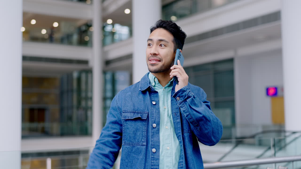 대화, 전화 통화와 건물에 있는 남자