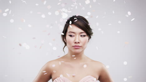 콩페티와 함께 밝은 분홍색 드레스를 입은 여자