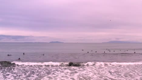 Luftstoß-über-Die-Ansammlung-Von-Surfern-Am-Ventura-Beach-Ocean-Waves