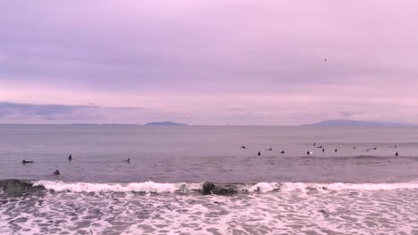 Empuje-Aéreo-Sobre-La-Reunión-De-Surfistas-En-Las-Olas-Del-Océano-De-Playa-Ventura