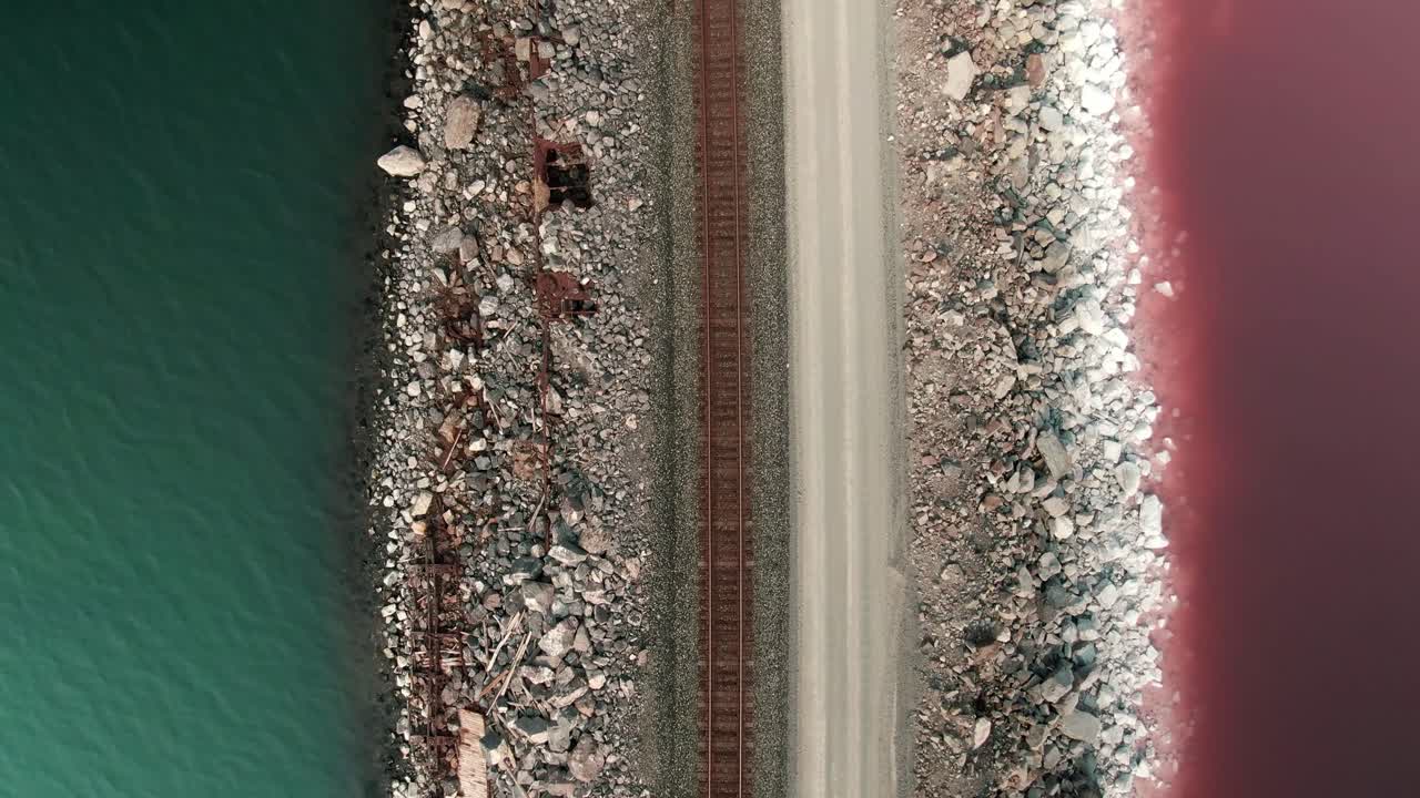 крупный план имбового шара, спускающегося с озера с розовой и голубой водой над большим соленым озером в штате юта