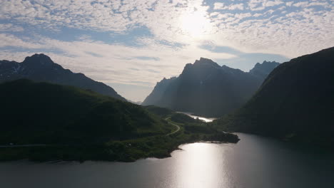 Idyllische-Kurvenreiche-Straße-Im-Gegenlicht-Naturszene