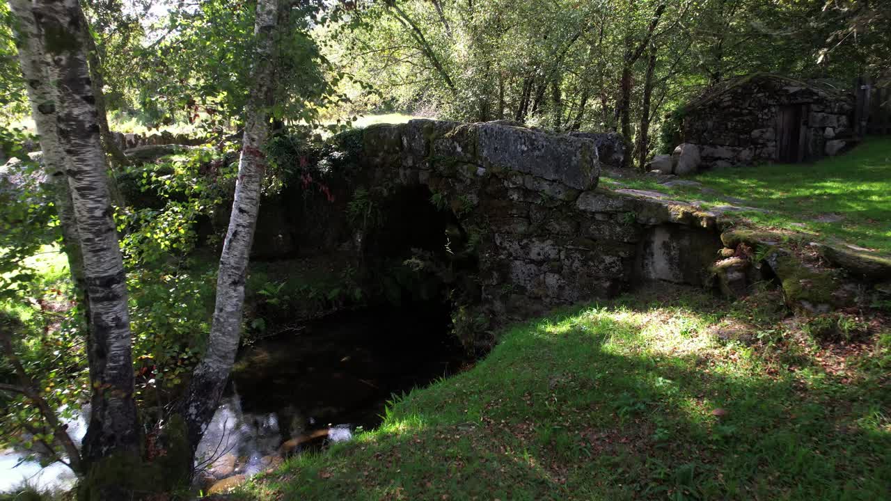 volando sobre el antiguo puente de piedra sobre el hermoso río
