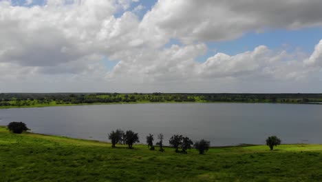 Toma-Aérea-Del-Antiguo-Camino-De-Tierra-Al-Lado-Del-Lago