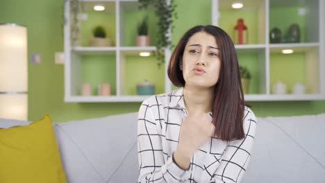 mujer joven tratando de persuadir, suplicando, hablando suavemente.