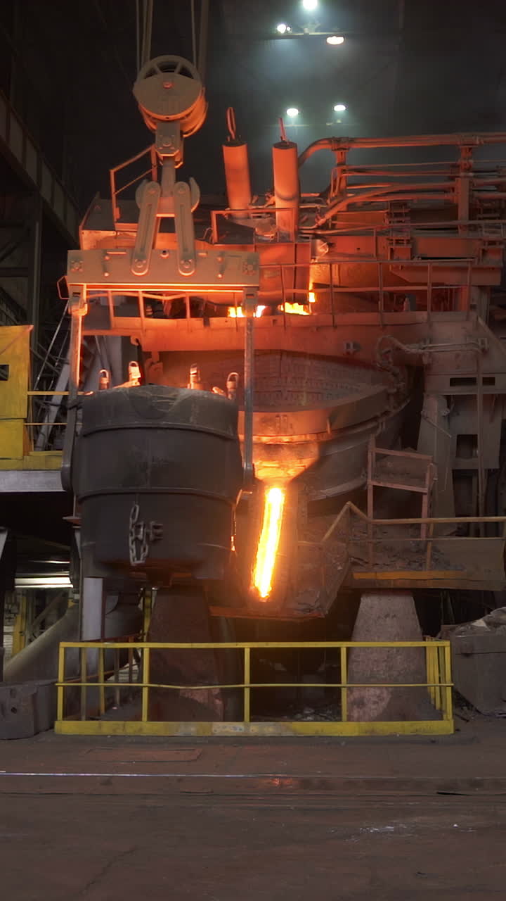 литье расплавленного металла на сталелитейном заводе