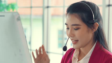 Mujer-De-Negocios-Con-Auriculares-Trabajando-Activamente-En-La-Oficina