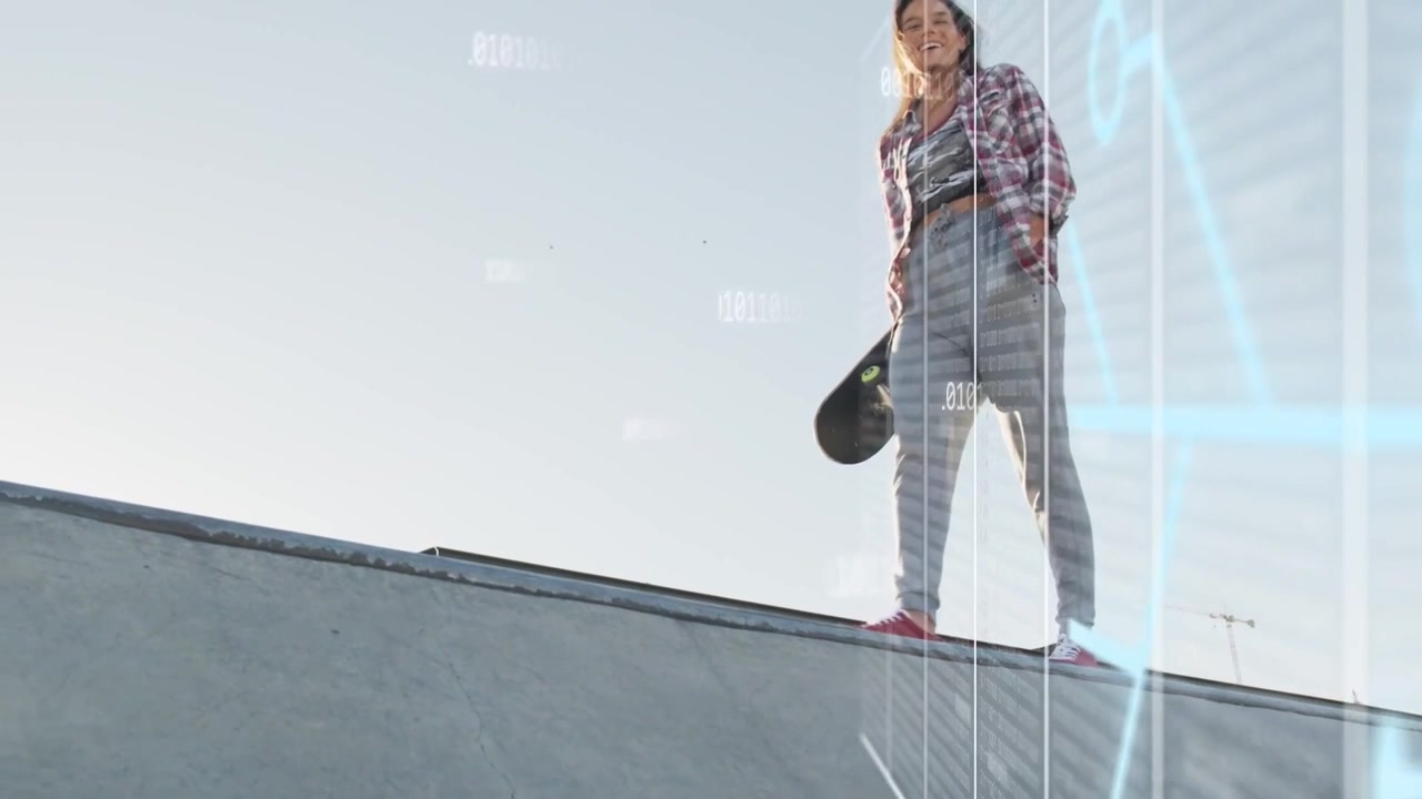 Kvindelig skater træder op ad rampe og går mod kameraet, afslører et board med et blåt holografisk overlay, der sporer teknologiske data