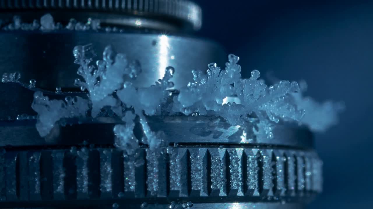 Cooling metal ring with knurled grip forming dendritic frost on narrow shoulder in cold studio