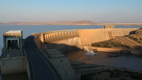 Pared-Del-Embalse-Del-Lago-Sluiced-Fhd