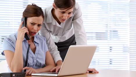 mujer de negocios colgando el teléfono.