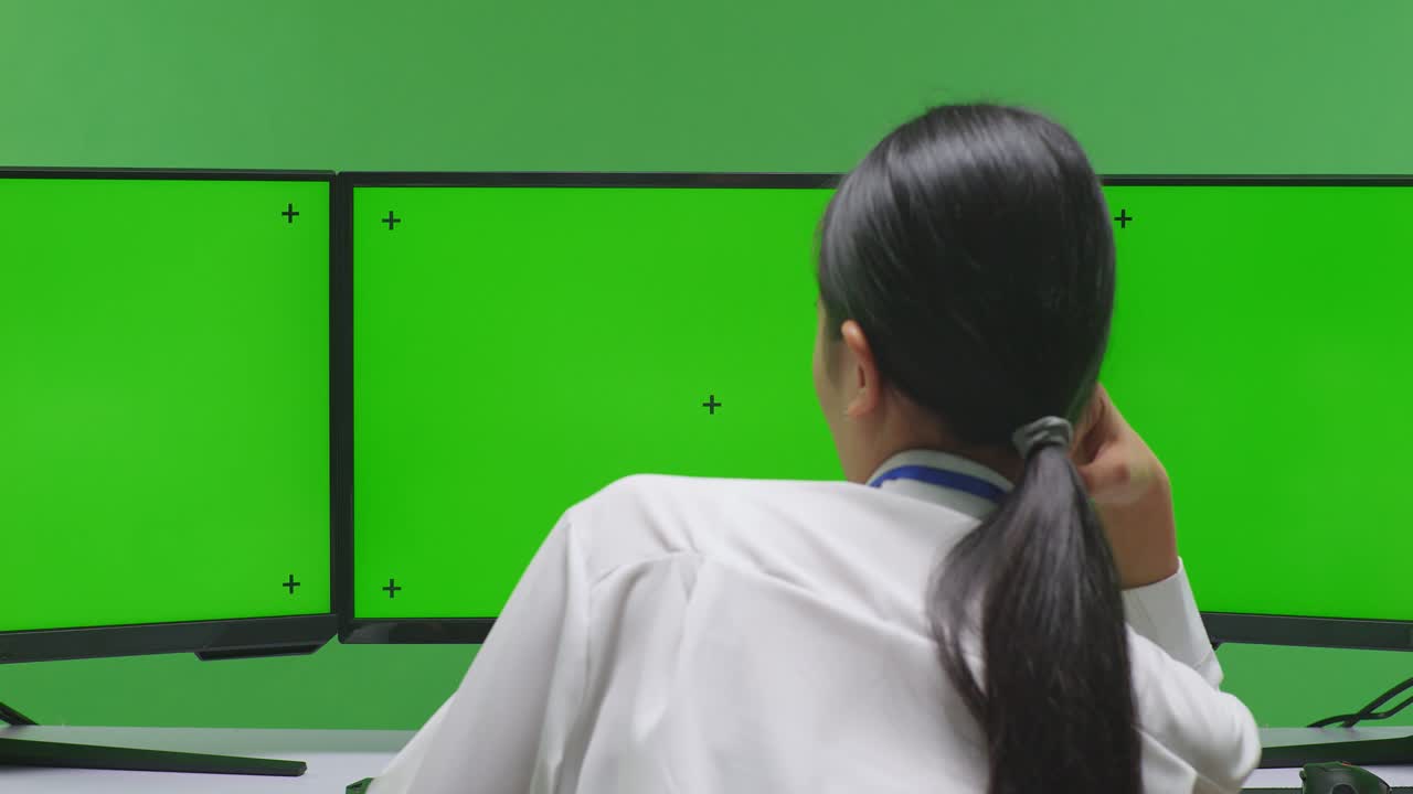 다중 컴퓨터 모니터에 있는 사람