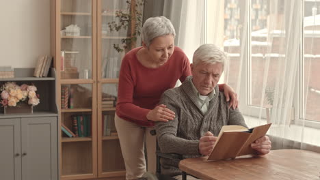 pareja de ancianos en una relación de cuidado