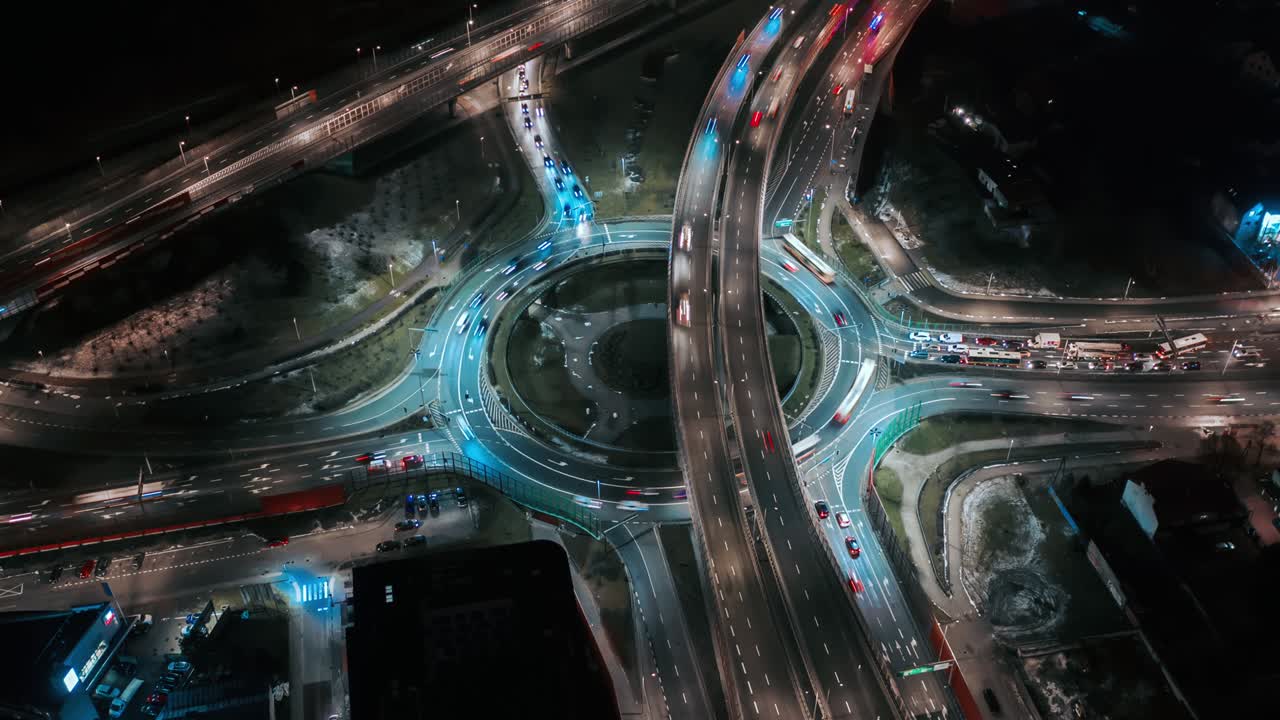 drone aerial time lapse atasco de tráfico de automóviles carretera de intercambio de círculo redondo por la noche, vista superior intersección de carretera intersección por la noche. coches timelapse conduciendo intersección ocupada cruce de carretera movimiento rápido