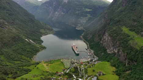 Fiordo-De-Geiranger,-Noruega.-Hermosa-Naturaleza-Paisaje-Natural-De-Noruega.