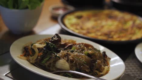 Teller-Mit-Japchae,-Serviert-Auf-Dem-Tisch-In-Einem-Koreanischen-Restaurant