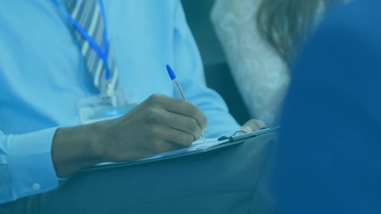 animación de procesamiento de datos y escáneres redondos sobre la sección media del hombre de negocios escribiendo en el clipboard