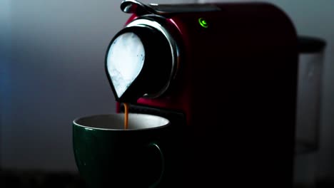 máquina de café vertiendo café en una taza