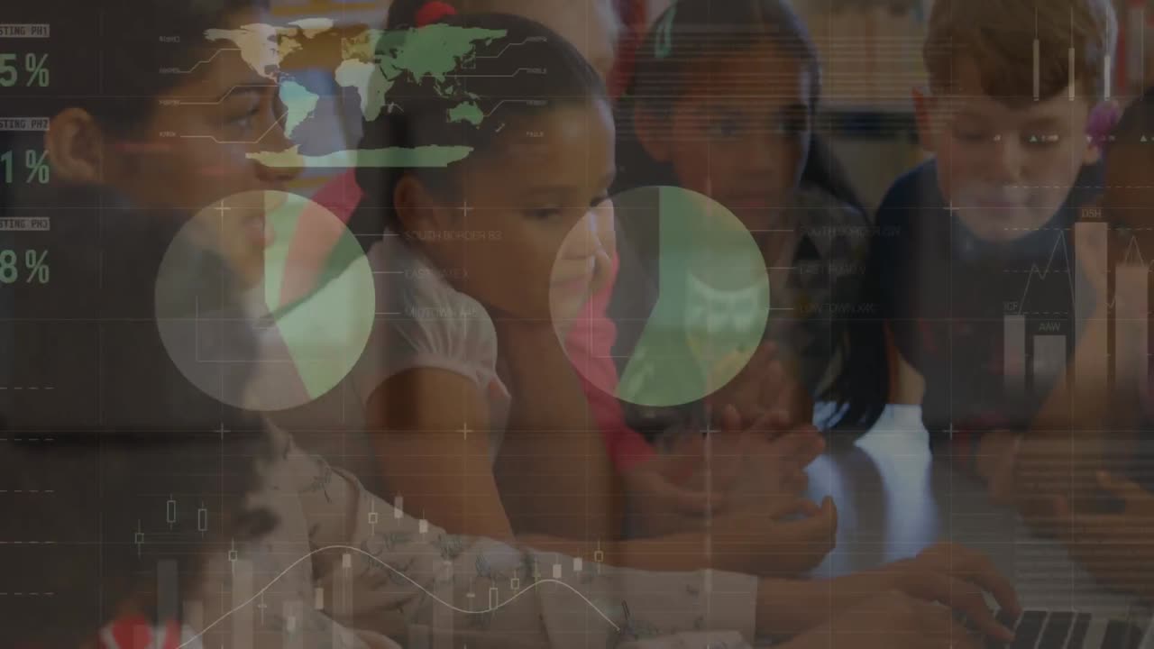 animación de gráficos digitales moviéndose sobre el maestro multirracial enseñando a los niños a través de la computadora portátil en la escuela