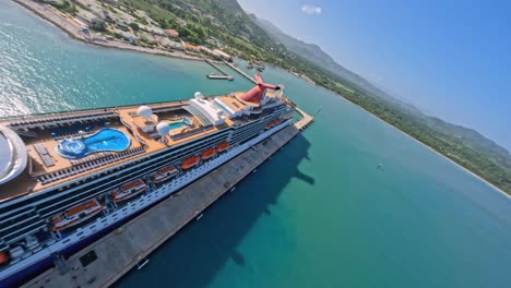 drone de carreras locas volando sobre un crucero anclado y sobre el resort ocean villas, puerto plata en república dominicana