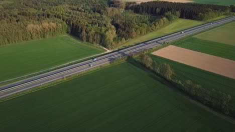 Eine-Drohne-Nähert-Sich-Einer-Straße,-Die-Durch-Ackerland-Führt