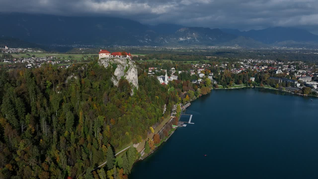 Castello di Bled arroccato su una scogliera che domina il Lago di Bled in Slovenia - Ripresa da drone