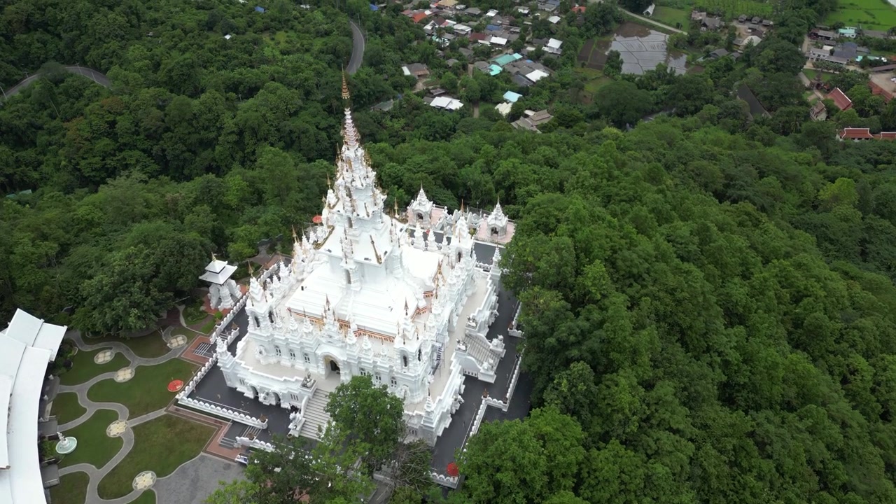 Rivelazione in slow motion con movimento verticale su un perfetto tempio buddista bianco nel Nord della Thailandia.