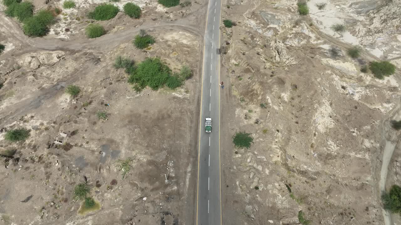 드론이 차 뒤에서 거리를 날아다니는 힌골 발루치스탄 디저트