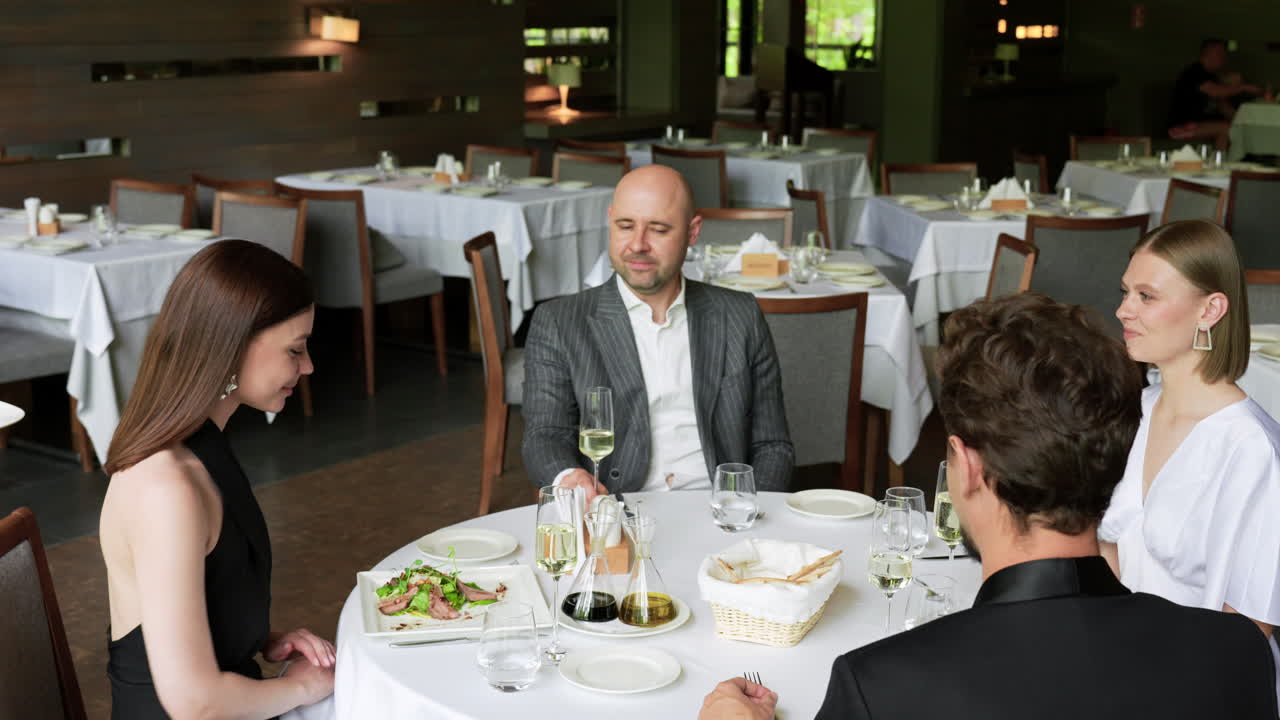 4명의 친구들이 식당에서 식사를 하고 있다.