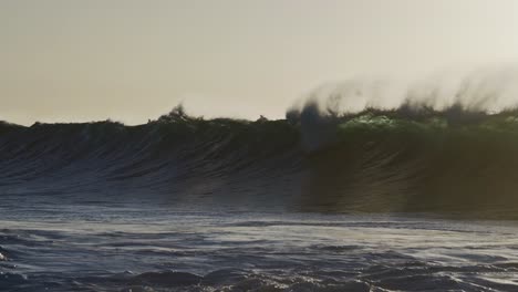 Hermosas-Olas-Del-Océano-En-Cámara-Lenta-Chocando-Y-Rompiendo-En-La-Orilla-Del-Mar-En-Hawaii