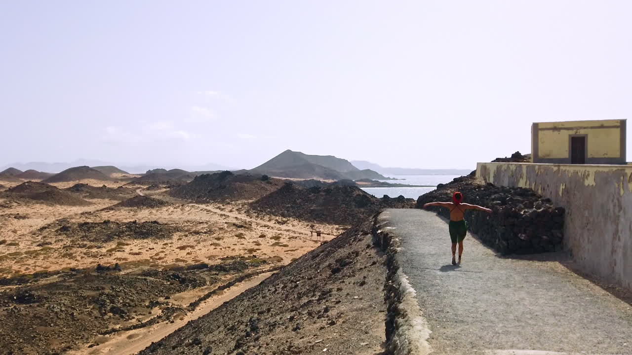 una mujer caminando está disfrutando del clima y la vista de la isla de los lobos