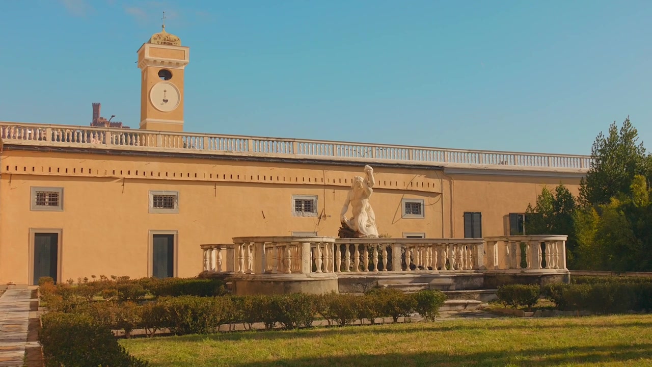イタリア、ジェノヴァのヴィラ・デル・プリンチペの中庭にあるトリトン像と時計台。パンショット。