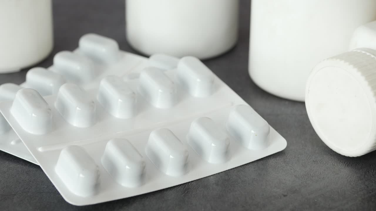 las pastillas blancas en paquetes de blister