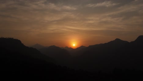 Sonnenuntergang-Mit-Bergen-Und-Wolken