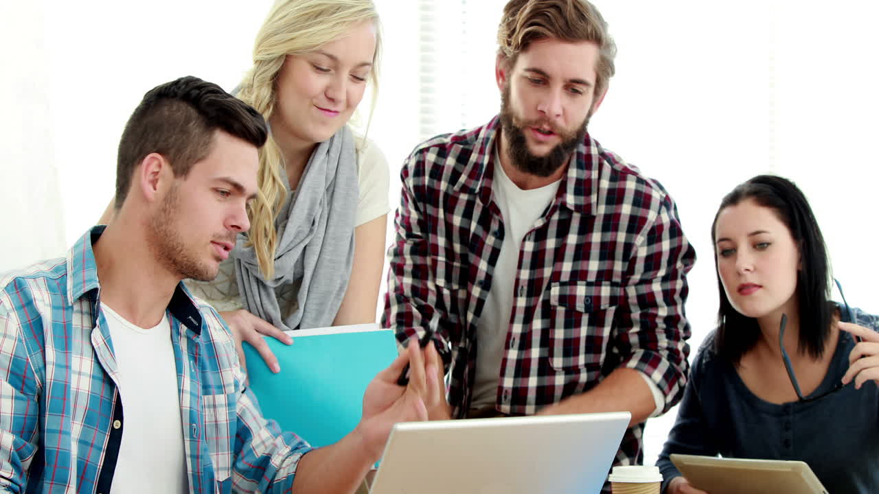equipo de negocios casual hablando y usando computadora portátil