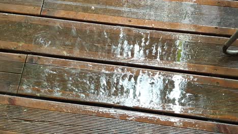 Regentropfen-Fallen-Auf-Einen-Holzboden