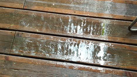 gotas de lluvia cayendo en un piso de madera