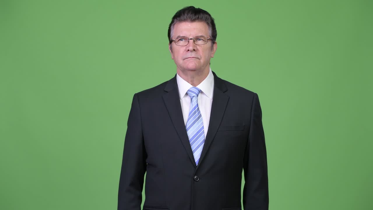 시니어 잘생긴 사업가가 엄지손가락을 올리고