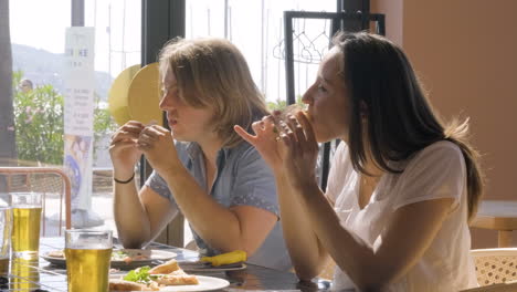 Joven-Y-Mujer-Comiendo-Pizza-En-El-Restaurante