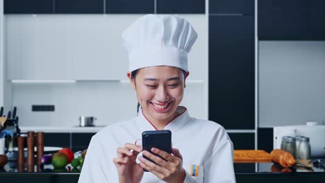 feliz chef celebrando el éxito en el teléfono inteligente