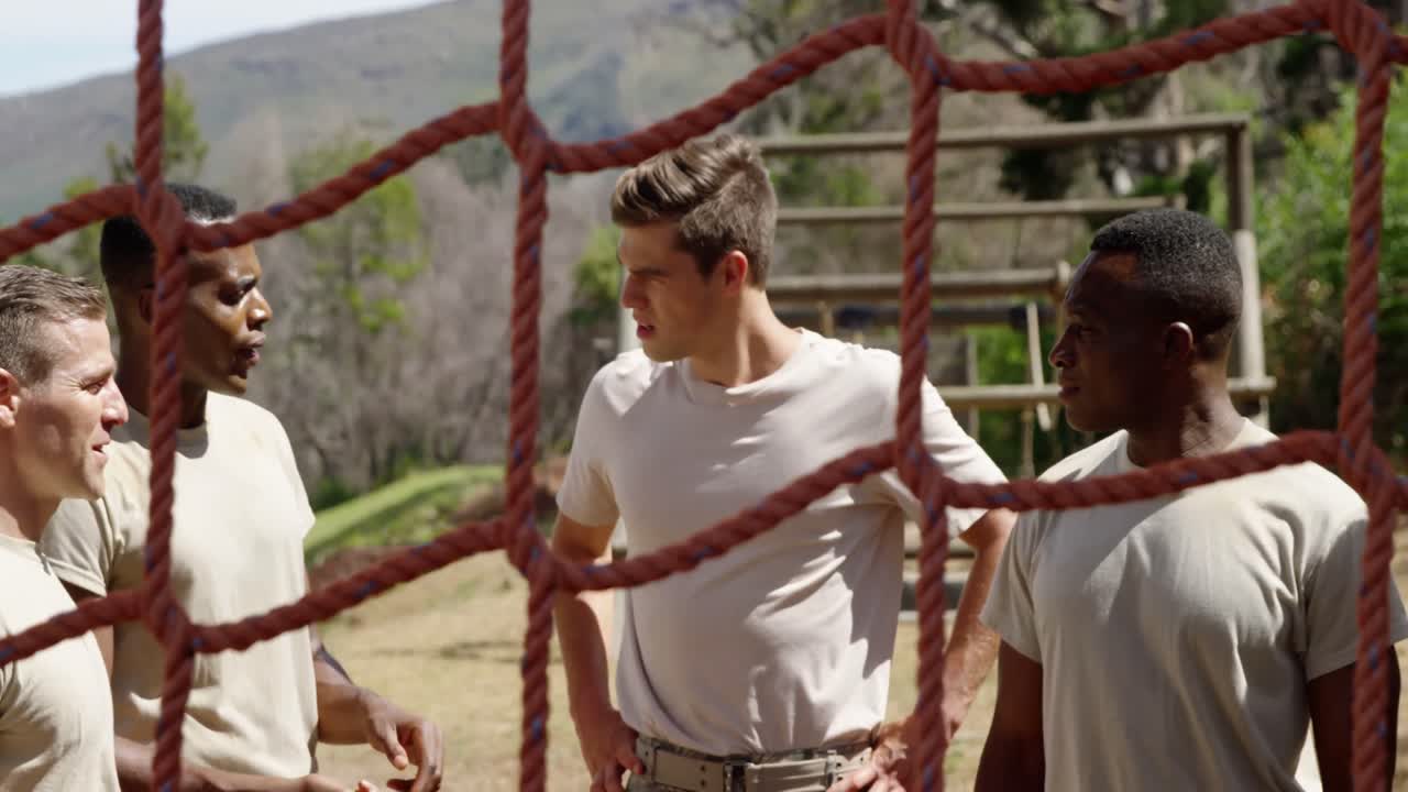 군사 부대가 부트 캠프 4k에서 서로 상호 작용하고 있습니다.