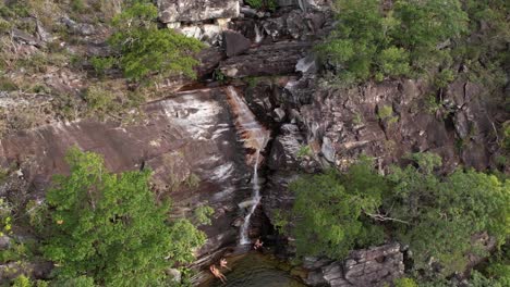 Vista-Aérea-De-La-Cascada-Abismo,-En-Mirante-Da-Janela,-Parque-Nacional-Chapada-Dos-Veadeiros,-Goiás,-Brasil