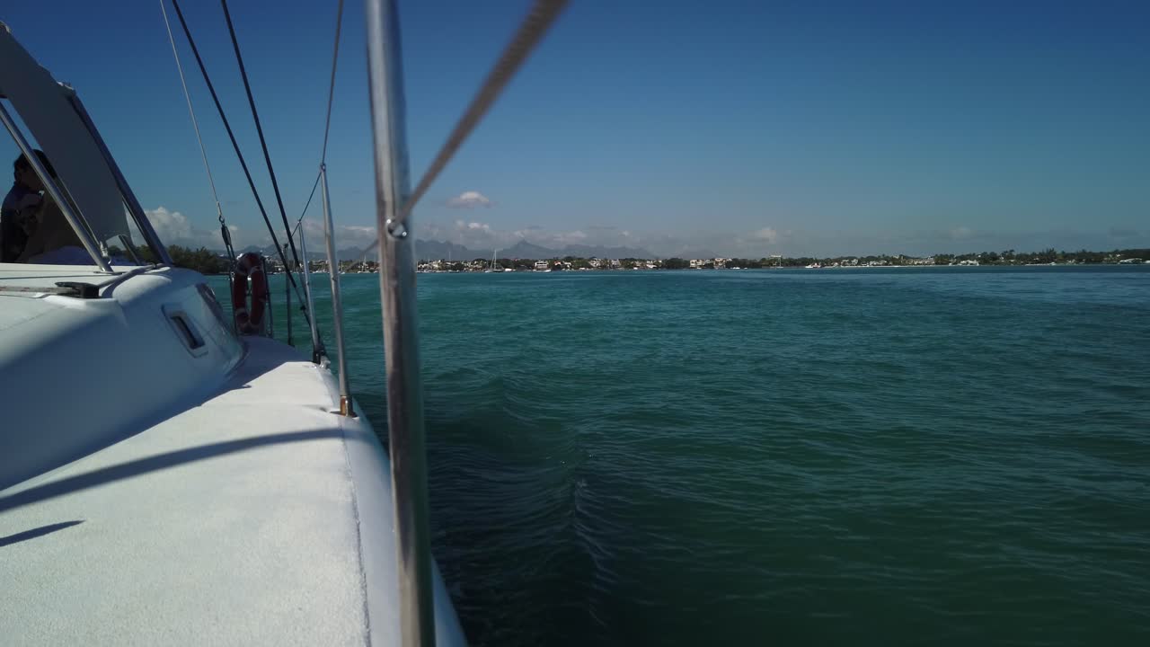 un disparo desde babor de tierra firme alejándose