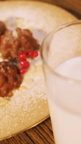 galletas de navidad en un plato con un vaso de leche