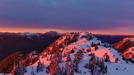 Picos-Nevados,-Espectacular-Y-Colorido-Cielo-Al-Atardecer