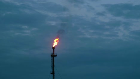 Brennende-Flamme-Oben-Auf-Dem-Turm-Einer-Bohrinsel-An-Der-Küste-Von-Bangladesch,-Asien