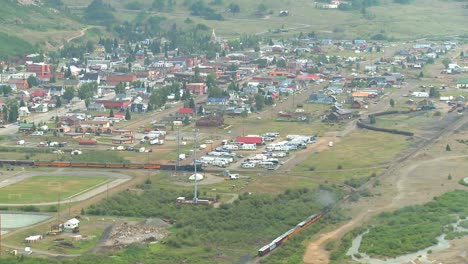 una toma muy lejana de un tren a vapor que llega a silverton colorado 1