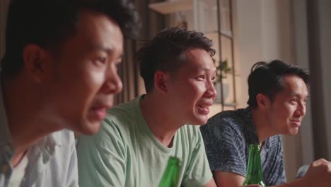 친구 들 이 집 에서 스포츠 를 보고 있다