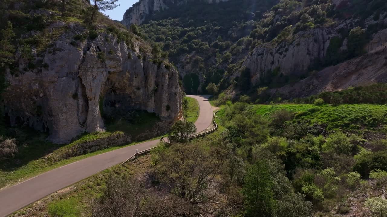Kayalık tepelere oyulmuş manzaralı D177 güzergahında pedal çeviren bisikletçinin havadan görünümü.